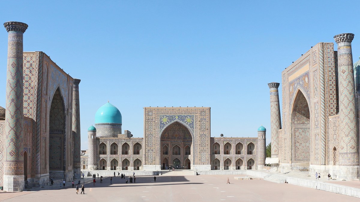 Semerkand'daki Registan Meydanı — Maveraünnehir bölgesinin tarihi mimarisi (temsilî görsel)
