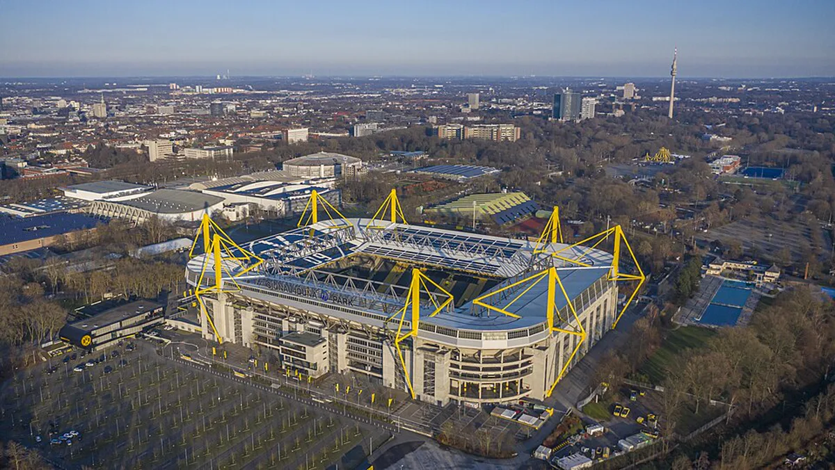 Borussia Dortmund'un stadyumu Signal Iduna Park — Konstantinos Karetsas Dortmund'a transfer oluyor