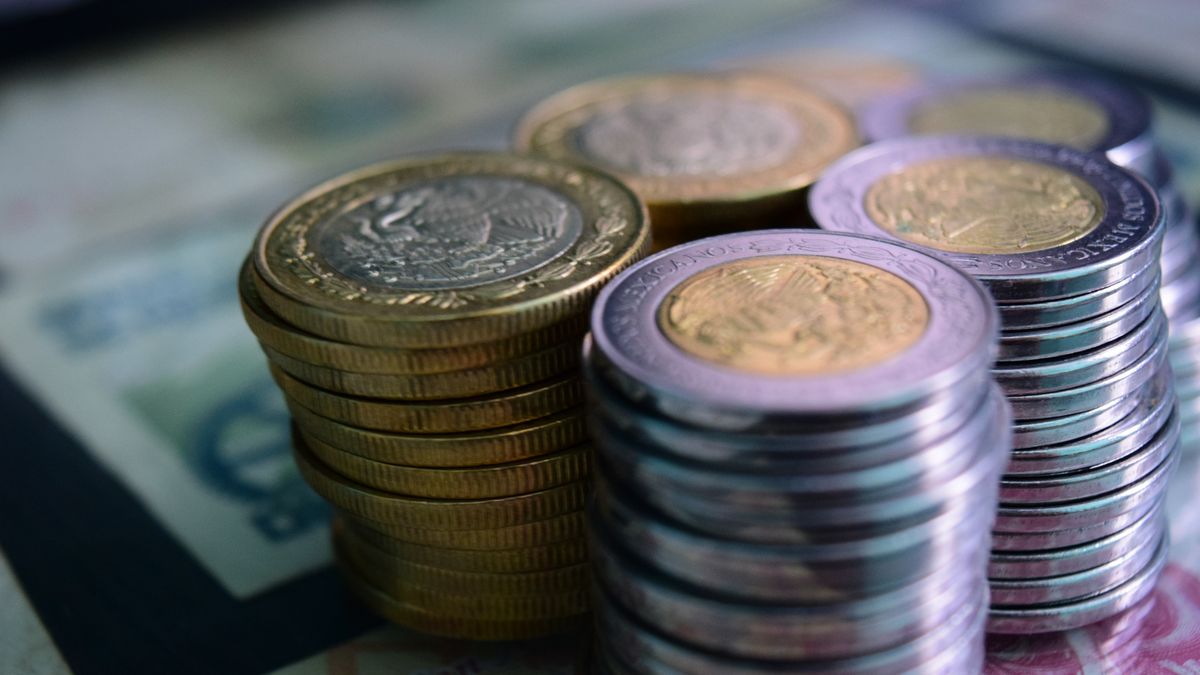 ATM ekranı ve altın (temsilî görsel) — bankalar ATM'lerden sertifikalı gram altın satışına başladı