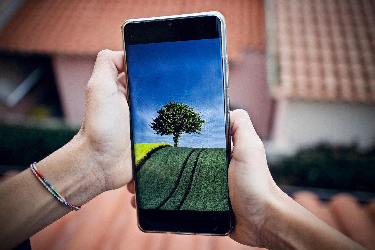 Katlanabilir ekranlı akıllı telefon yakın çekim