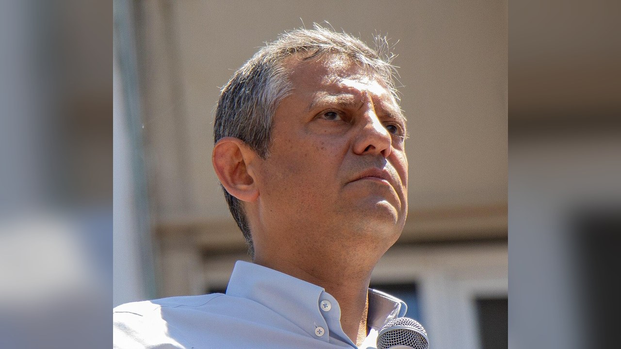 Türk bayrağı ve resmi bina (temsilî görsel) — CHP Aydın İl Başkanlığı ve İzmir'de 7 ilçe örgütü topluca istifa etti